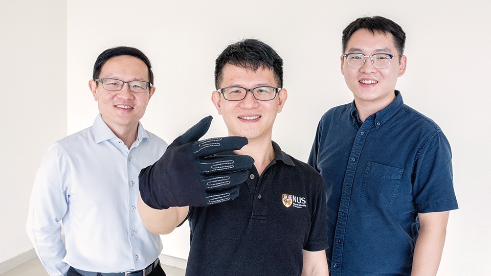 New smart gaming glove allows users to mimic in-game controls with hand gestures