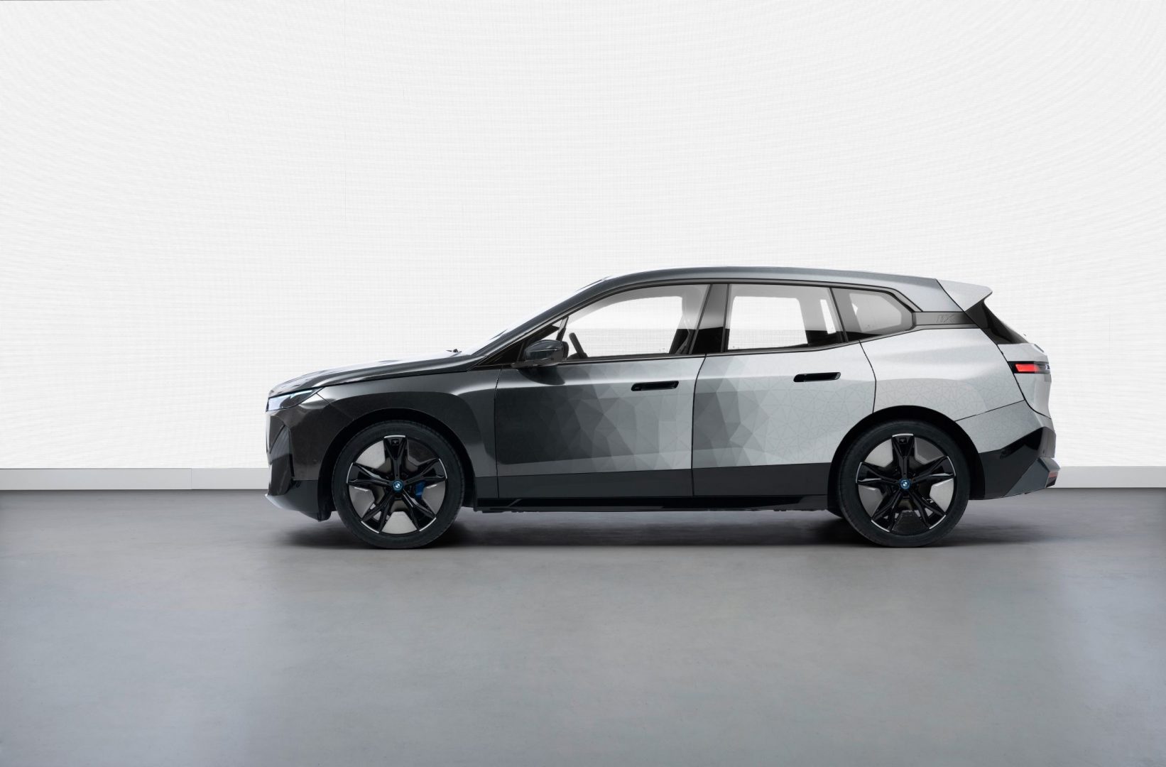 BMW Debuts Colour-Changing Car For 2022 CES
